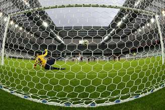 <p>Pênalti convertido por Conca garantiu o segundo gol da vitória do Fluminense contra o Atlético-PR</p>