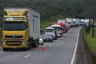 <p>Acidente ocorreu no quilômetro 290 da Régis Bittencourt no sentido São Paulo</p>