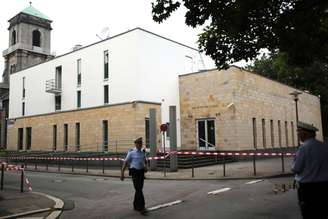 <p>Polícia monta guarda em frente à sinagoga em Wuppertal, Alemanha, em 29 de julho</p>