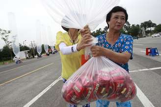 Ativistas sul-coreanos enviaram balões cheios de chocolate e tortas industrializadas para o solo norte-coreano nesta quarta-feira
