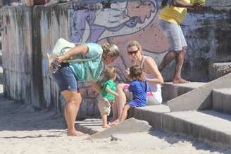 Atriz se divertiu com o pequeno Dom e aproveitou para tomar um banho de mar na zona sul do Rio de Janeiro