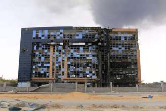 <p>Edifício atingido por fogo entre milícias rivais em uma área da estrada Alswani, próximo ao aeroporto de Trípoli</p>