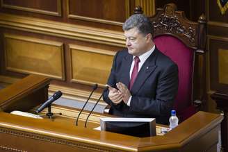 <p>Presidente da Ucrânia, Petro Poroshenko, participa de uma sessão do parlamento, em Kiev</p>