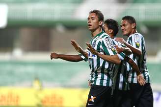 Keirrison marcou um dos gols da vitória do Coritiba por 2 a 0 sobre o Paysandu pelo duelo de ida da terceira fase da Copa do Brasil