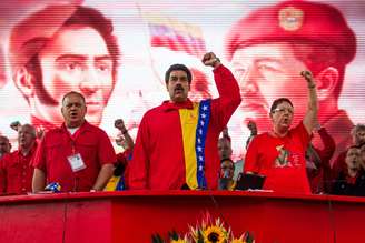 "Não podemos aceitar ameaças nem sanções do império americano, vamos acelerar e a radicalizar a revolução, é preciso recarregar as baterias, não estamos brincando", disse Maduro