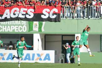 <p>Chapecoense venceu o Flamengo por 1 a 0 na Arena Condá e impôs primeira derrota a Luxemburgo</p>