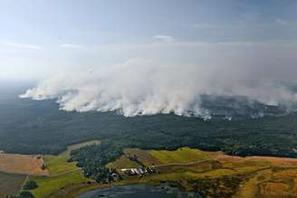 <p>Fogo se aproxima da aldeia de Rorbo, perto de Sala, região central da Suécia, desde 3 de agosto. O incêndio, que já cobre milhares de hectares, está em seu quinto dia e os bombeiros acreditam que vai durar semanas ou mesmo meses</p>