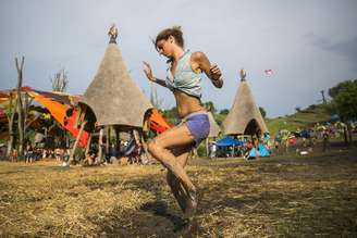 Mulher dança na lama durante festival húngaro