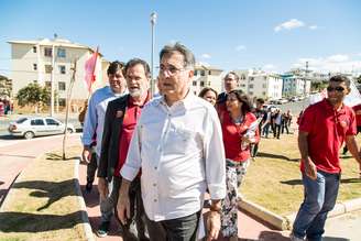 O candidato do PT ao governo de Minas Gerais, Fernando Pimentel, em campanha na Vila São José, em Belo Horizonte 