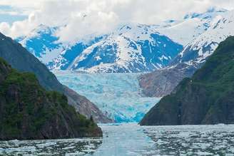 Fiorde Tracy Arm - Outra atração em cruzeiros pelo Alasca é passar pelo fiorde Tracy Arm, próximo à cidade de Juneau. Dois profundos e estreitos fiordes fazem parte do parque, o Tracy Arm e o Endicott Arm, ambos com mais de 48 quilômetros de extensão e um quinto de sua área é coberta por gelo