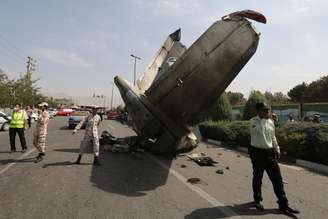 Um avião de passageiros caiu pouco depois de decolar neste domingo (10/8) em Teerã, capital do Irã