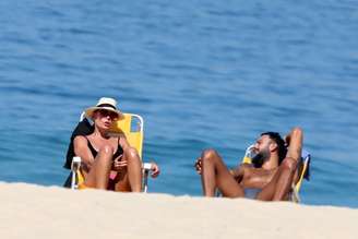 Carolina Ferraz vai a praia com namorado no Rio de Janeiro