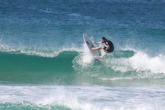 Vladimir Brichta surfa na praia da Barra da Tijuca 