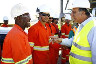 <p>Nesta manhã, Pezão visitou o Porto do Açu, em São João da Barra, no norte fluminense, e prometeu investimentos em infraestrutura e em educação</p>