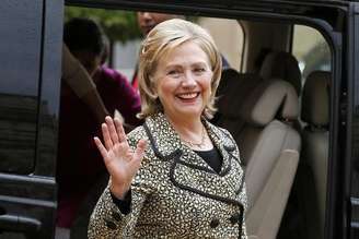 <p>Hillary Clinton acena para a imprensa após uma reunião no Palácio do Eliseu, em Paris, em 8 de julho </p><p> </p>
