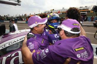 Campos festeja a pole com sua equipe