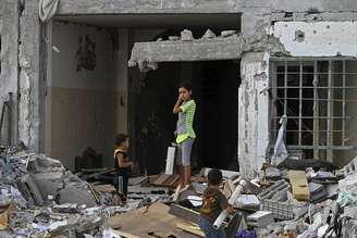Crianças no meio de escombros após os ataques
