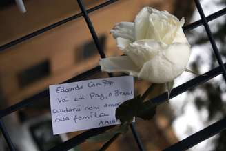 <p>Amigos e partidários de Eduardo Campos deixaram flores com recados para o político, que morreu na última quarta-feira, em um acidente aéreo.</p>