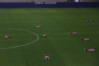 <p>Jogadores do Operário se deitaram no gramado em apoio ao protesto do Barueri, que não entrou em campo em partida da Série D</p>