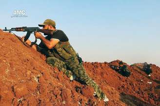 Soldado do Exército sírio se posiciona durante conflitos com extremistas do EI