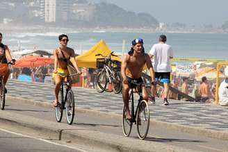 Sophie Charlotte e Daniel Oliveira parecem bem felizes juntos. No ar na novela O Rebu, o casal engatou o namoro na vida real. Neste sábado (23), passearam de bicicleta no Leblon e aproveitar o sol forte na praia.