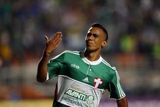 Juninho comemora o gol marcado na etapa inicial pelo Palmeiras