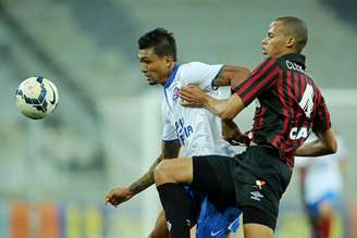 Kieza e Cleberson disputam bola no empate sem gols entre Atlético-PR e Bahia