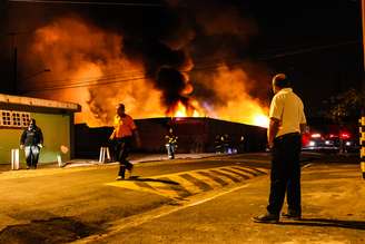 As chamas consumiram o material da fábrica na zona sul de São Paulo