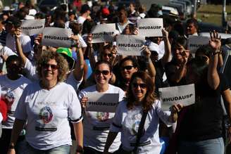 funcionários protestaram nesta segunda-feira na universidade