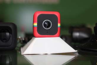 <p>Polaroid Cube na versão vermelha, câmera filma em alta definição</p>