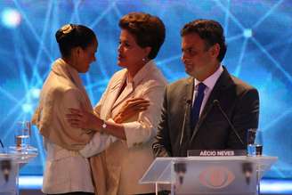 candidatos se cumprimentam antes do início do primeiro debate entre candidatos à Presidência