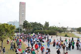 Cerca de 200 pessoas, entre bebês, funcionários e professores da USP, realizaram um protesto nesta quinta-feira por negociações que ponham fim à greve na universidade e nas creches da instituição