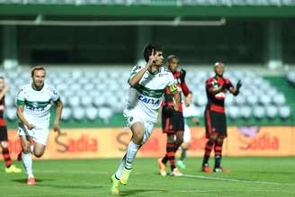 <p>Leandro Almeida elogiou a volta de Marquinhos Santos: "dá muita confiança para os jogadores"</p>