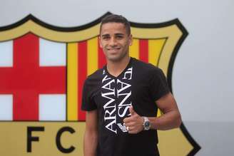 Douglas chega ao Barcelona e vestirá camisa 16