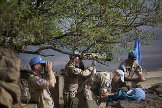 <p>Tropas de observadores da ONU observam a província de Quneitra, Síria, nas Colinas de Golã, em 29 de agosto</p>