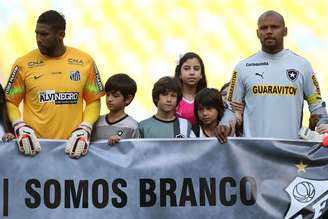 <p>Santos e Botafogo entraram em campo com faixas contra o racismo após ofensas ao goleiro Aranha na partida contra o Grêmio, pela Copa do Brasil</p>