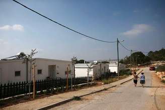 Mulheres israelense caminham em assentamento judaico conhecido como "Gevaot", perto de Belém. 31/08/2014