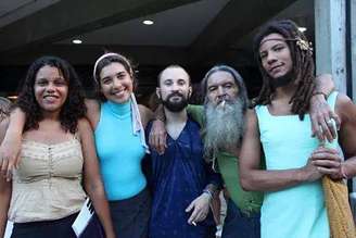 <p>O andarilho João (de barba comprida), entre estudantes da USP</p>