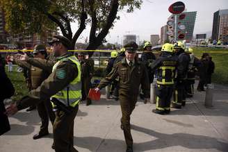 <p>Polícia pede às pessoas que se mantenham longe da estação de metrô onde uma bomba explodiu ferindo pelo menos sete pessoas em Santiago</p>
