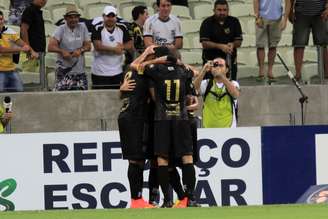 Jogadores do Ceará festejam gol de Magno Alves na goleada sobre o América-MG