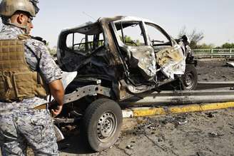 <p>Ao menos 31 pessoas ficaram feridas no atentado suicida com carro-bomba seguido pela explosão de outro veículo perto de um posto de controle policial no leste de Bagdá</p>