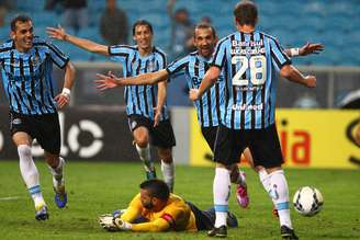 <p>Jogadores do Grêmio festejam vitória sobre o Atlético-PR na Arena.</p>