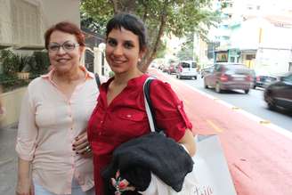 <p>A aposentada Marly e a filha, Sílvia, divergem sobre a implantação de ciclofaixas no bairro</p>