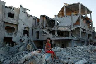 Menina nos destroços da casa da família em Gaza. Segundo testemunhas, a residência foi destruída por ataque aéreo de Israel. 12/08/2014