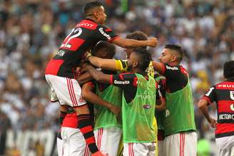 <p>Flamengo comemora gol de Wallace; impedimento na origem da jogada</p>