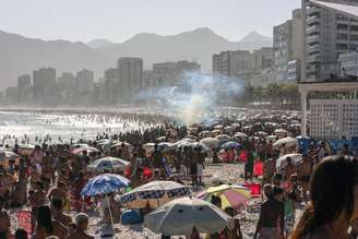 <p>Polícia contém tumulto em Ipanema com bomba de efeito moral</p>