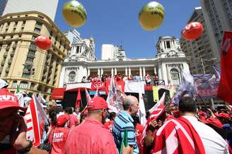 <p>Manifestantes protestam no Rio de Janeiro</p>