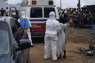 <p>Agentes de saúde recolhem mulher suspeita de ter sido infectada pelo vírus ebola, em Monróvia, Libéria, em 15 de setembro</p>