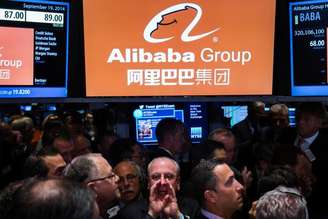 <p>Traders da bolsa durante IPO da Alibaba em Nova Iorque</p>