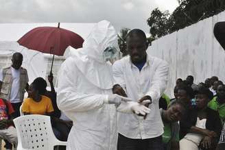 <p>Um voluntário atende uma vítima do ebola em um centro de tratamento em Monróvia, Libéria, em 14 de setembro </p>